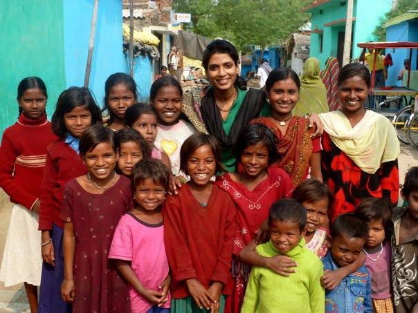 Sindhu with children and mothers from the neighbourhood in Bodh Gaya